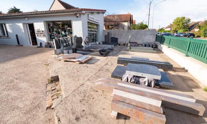 Pierre tombale LImours