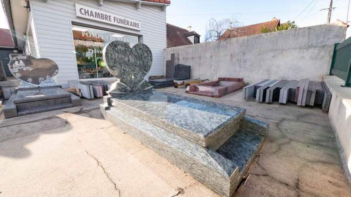 Pierre tombale en marbre personnalisée Limours